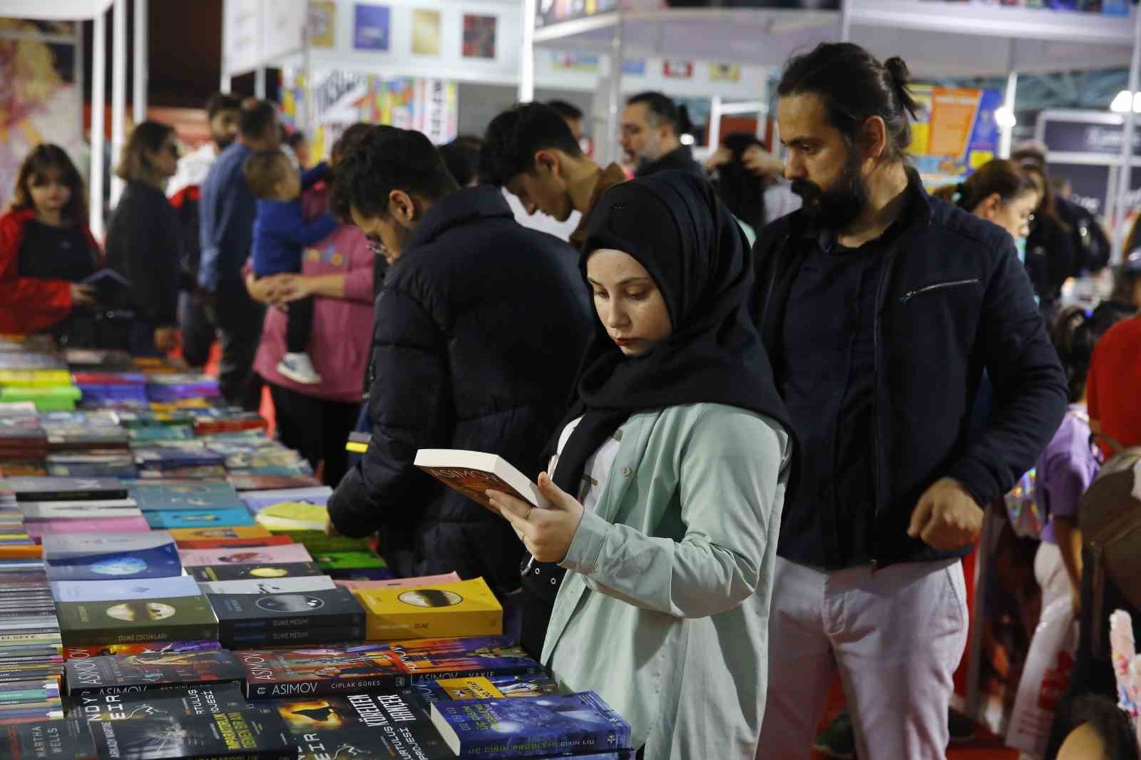 Kitap fuarında uzun imza kuyrukları oluştu