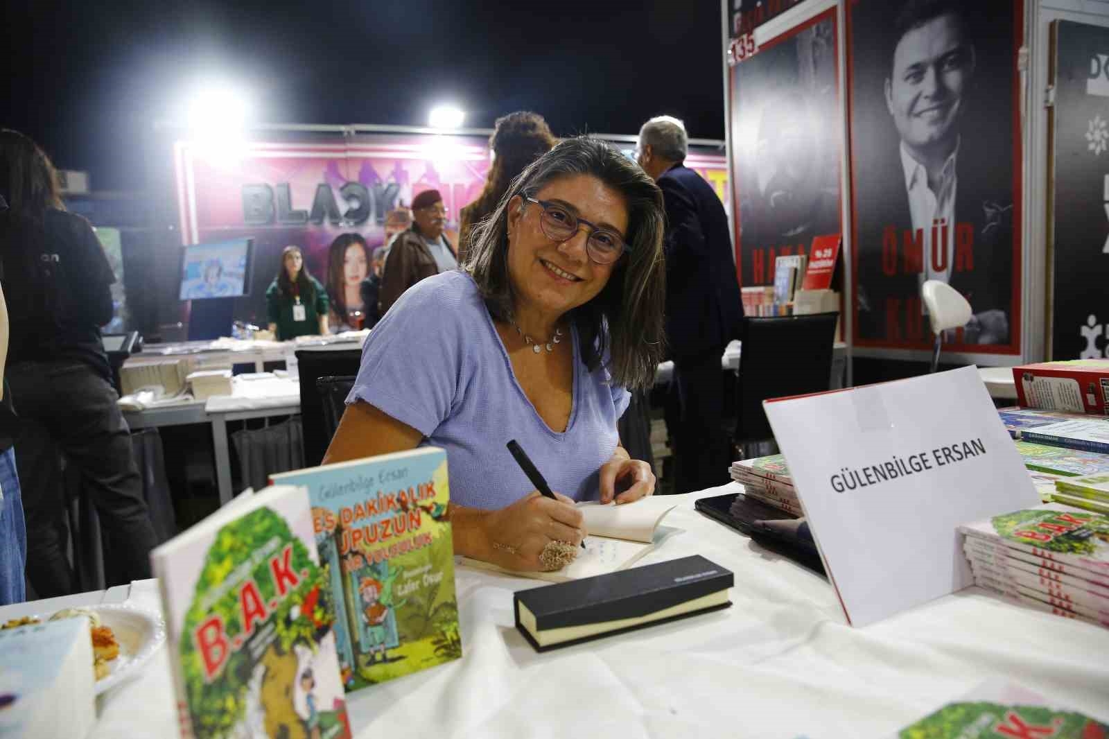 Kitap fuarında uzun imza kuyrukları oluştu