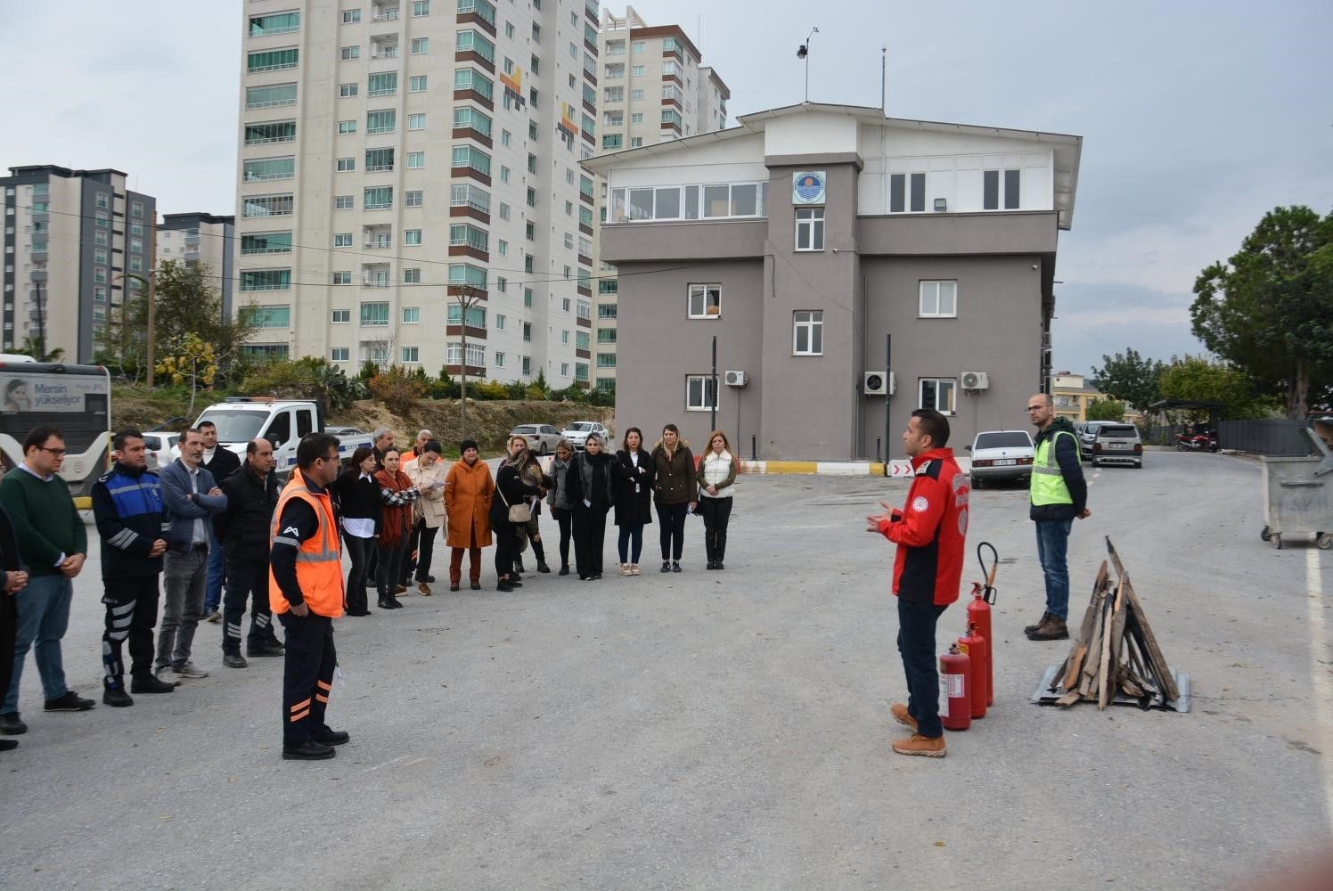 Mersin Büyükşehir Belediyesi personeline 'yangına müdahale' eğitimi