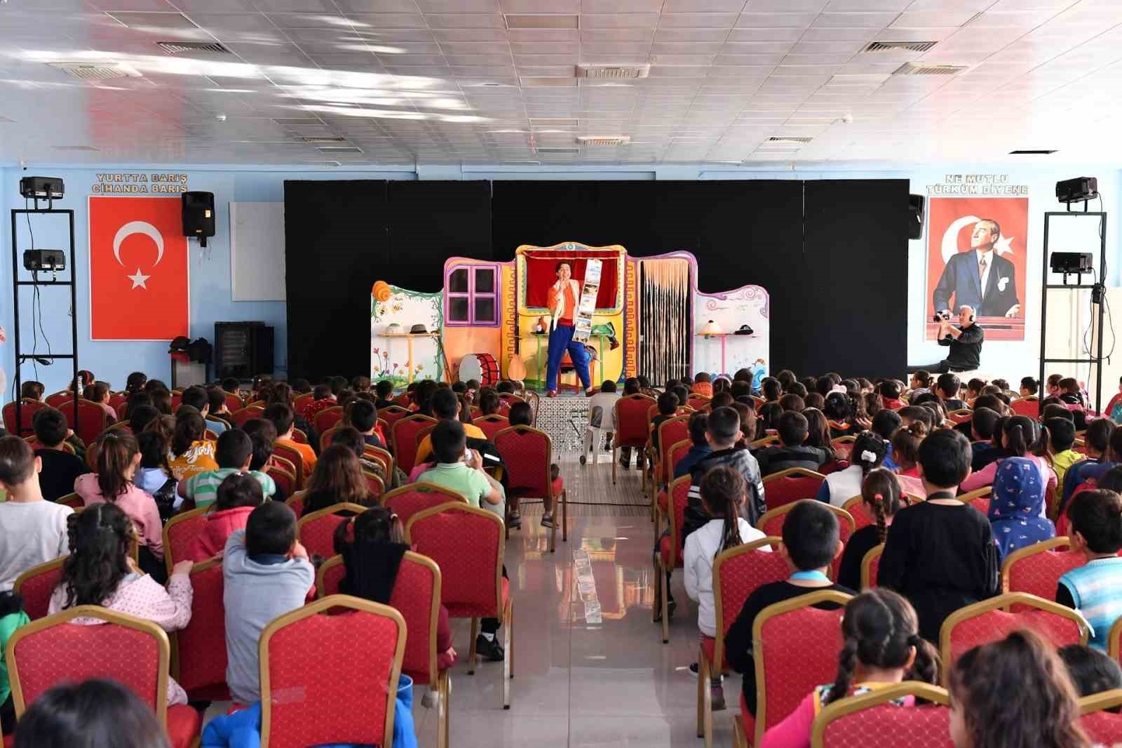 Mersin'de çocuklar tiyatro ile buluşuyor