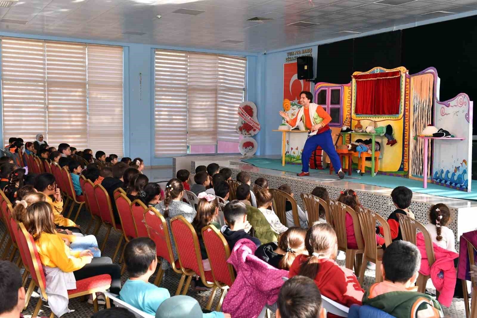 Mersin'de çocuklar tiyatro ile buluşuyor