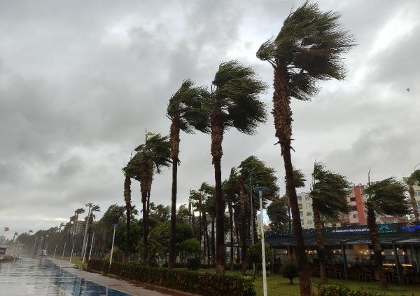 Mersin'de, fırtına ve yağmur sonrası gökkuşağı oluştu