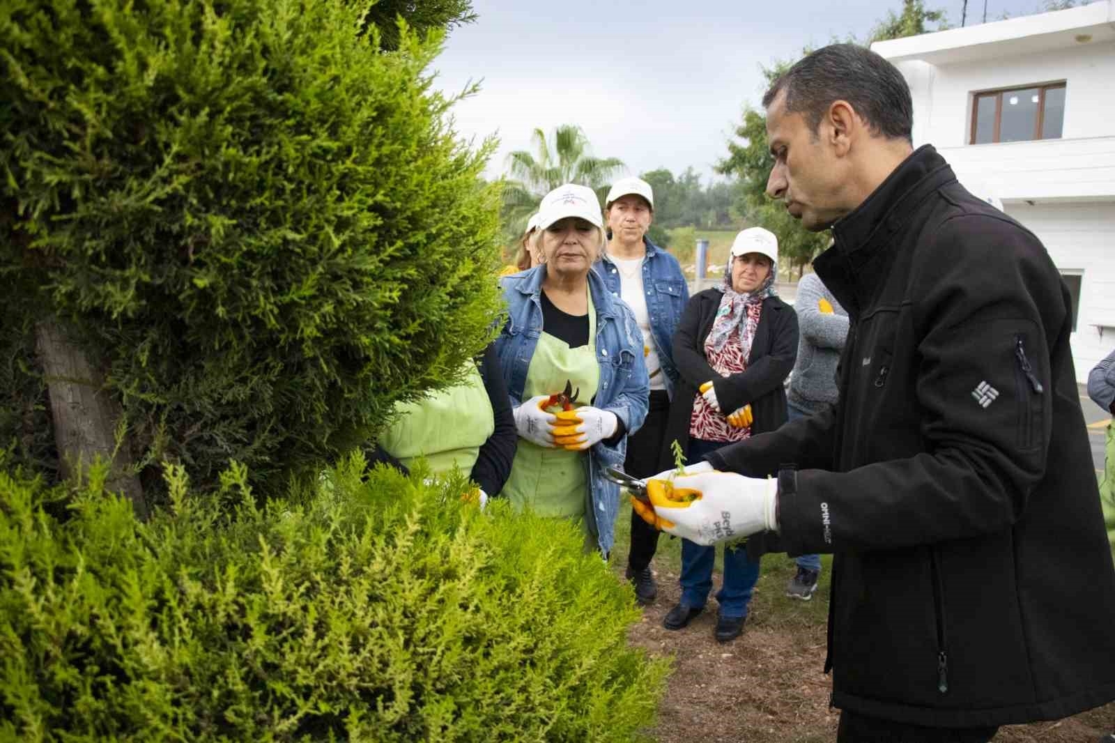 Mersin'de kadınlara uygulamalı budama eğitimi