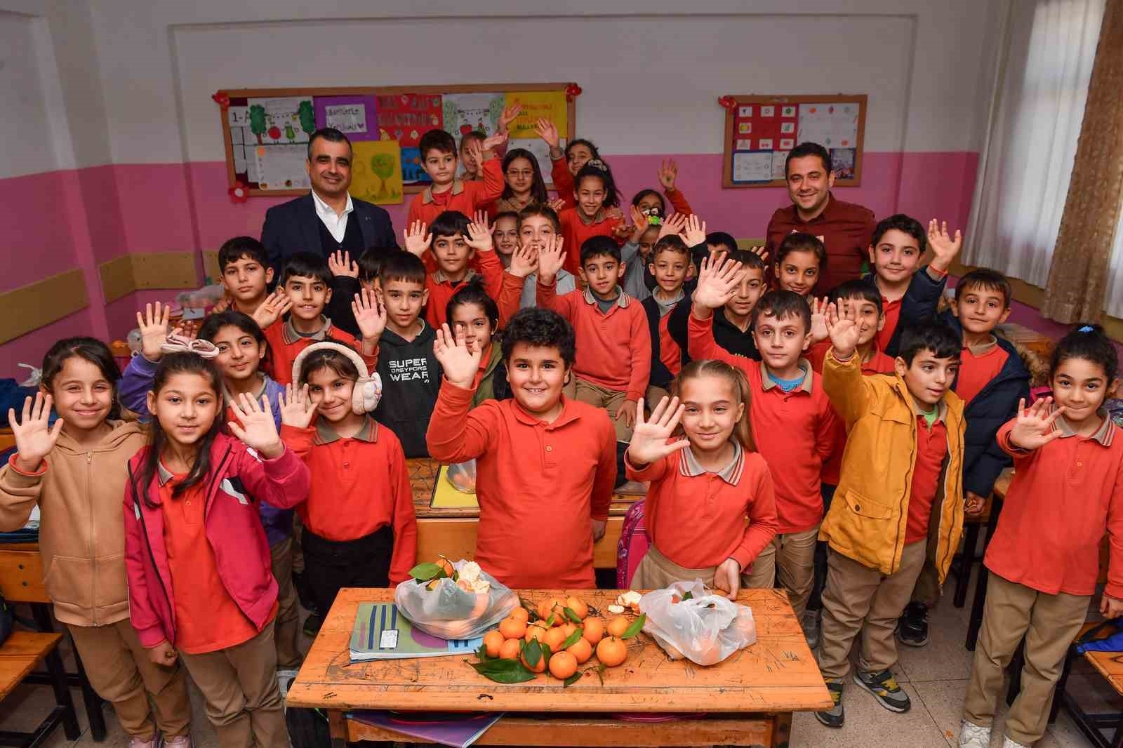 Mersin'deki okullardaki çocuklara 100 ton narenciye dağıtılacak