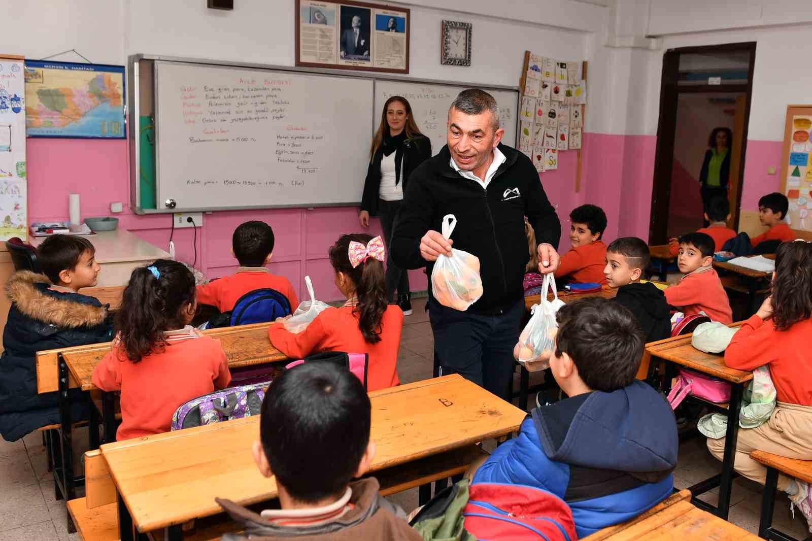 Mersin'deki okullardaki çocuklara 100 ton narenciye dağıtılacak