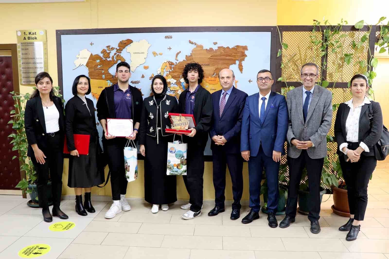 Mersinli öğrenciler TÜBİTAK yarışmasından birincilikle döndü