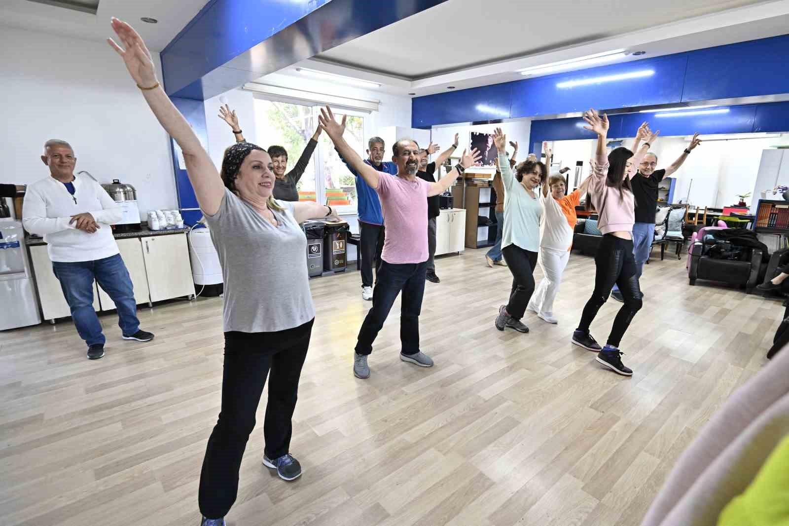 Muratpaşa'da 60 yaş üzerine modern dans eğitimi