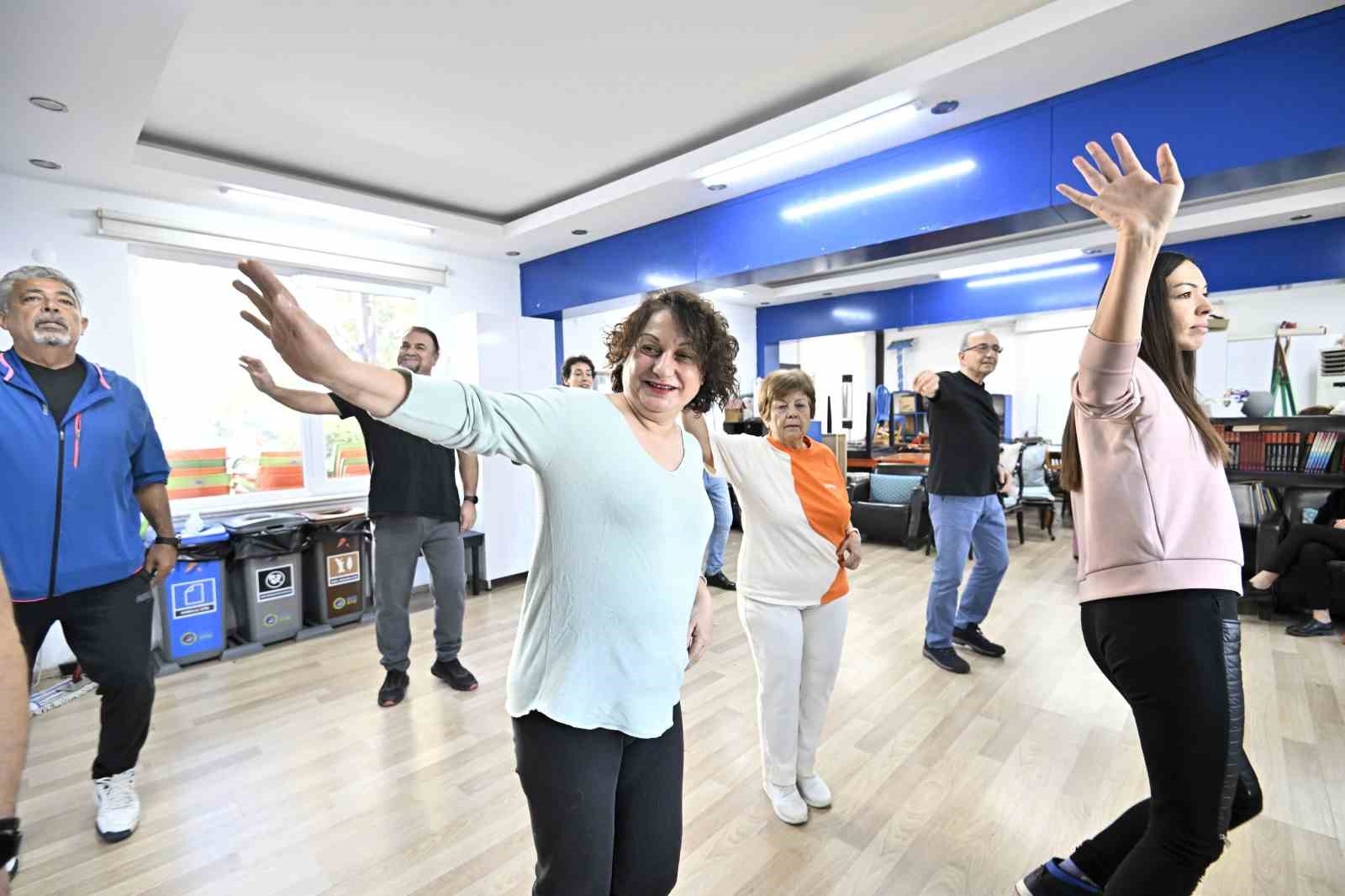 Muratpaşa'da 60 yaş üzerine modern dans eğitimi