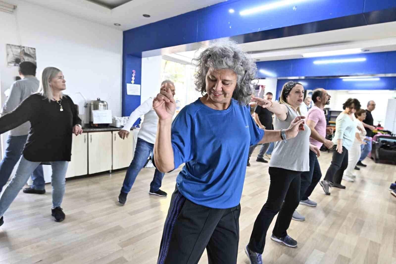 Muratpaşa'da 60 yaş üzerine modern dans eğitimi
