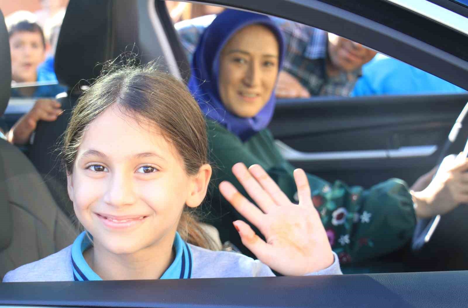 Öğrencilere Togg sürprizi: Dokunmak için birbirleriyle yarıştılar