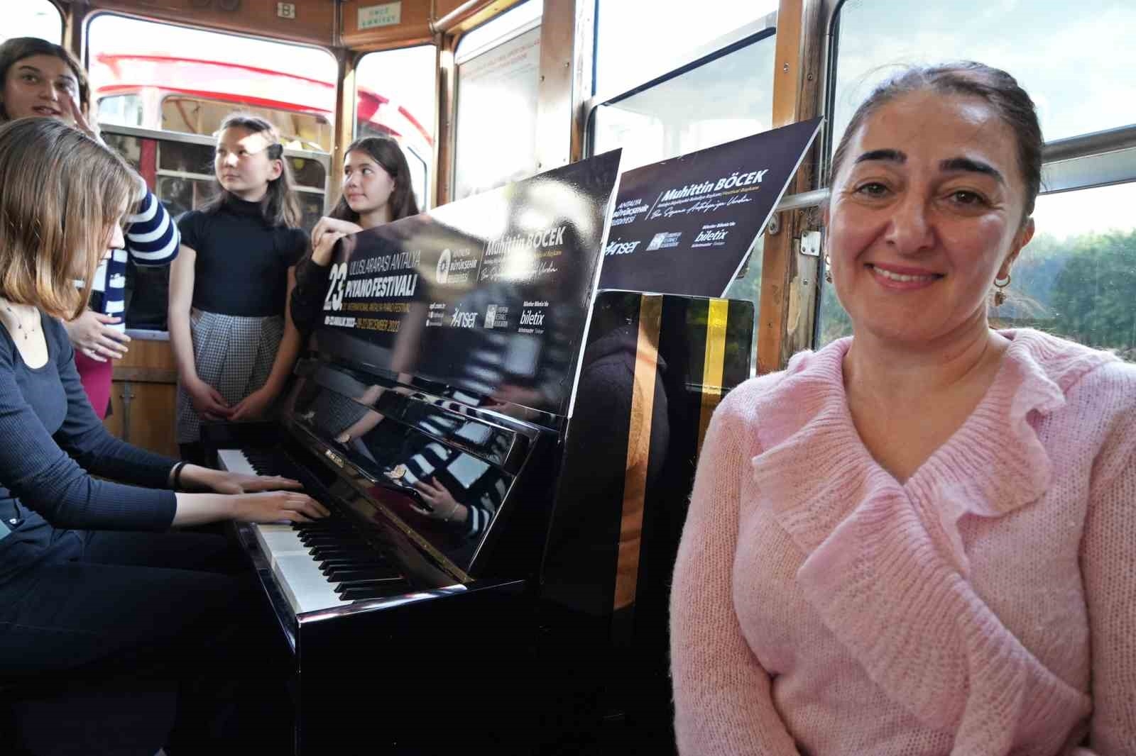 Piyanolu canlı müzikli yolculuk