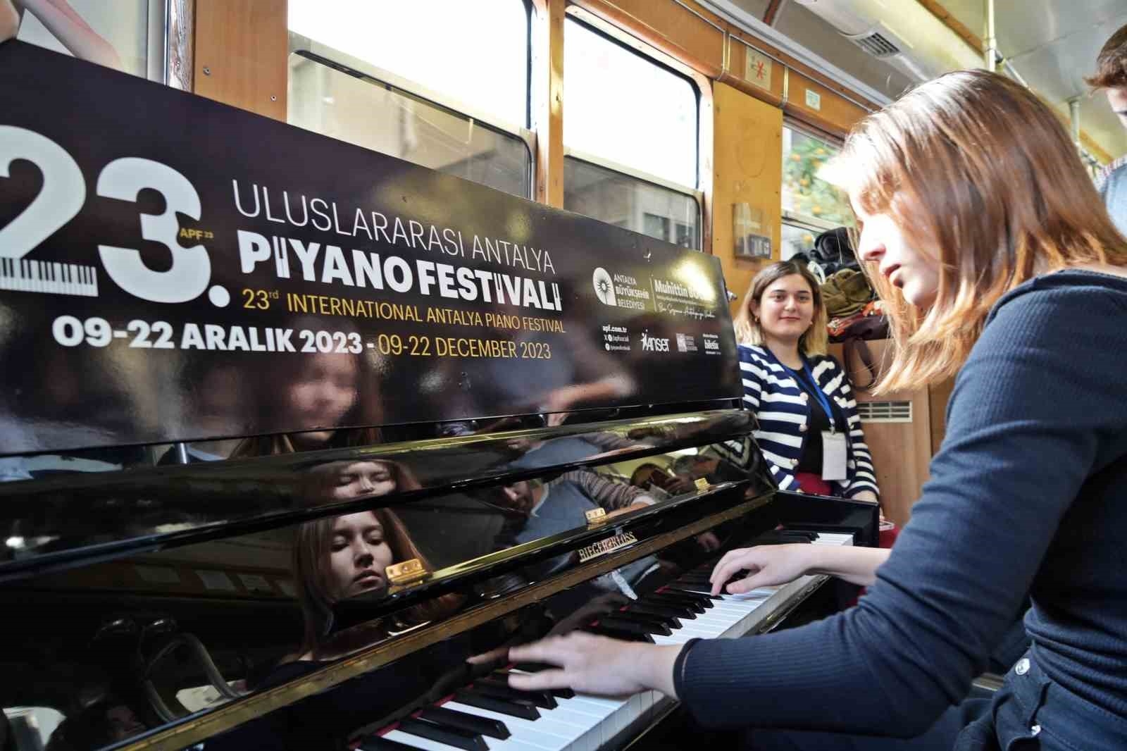 Piyanolu canlı müzikli yolculuk