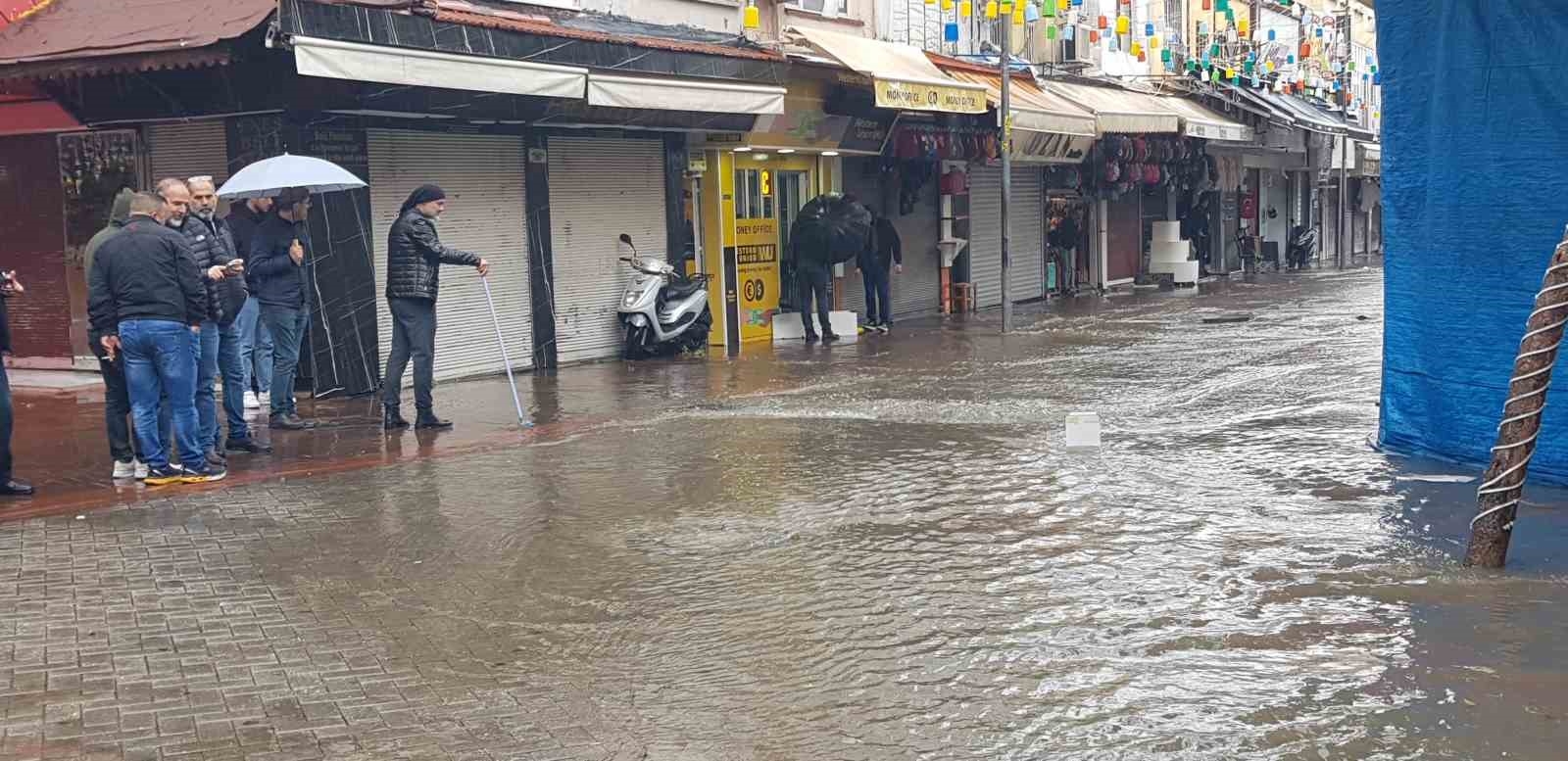 Rögarlar taştı, çarşı merkezini su bastı