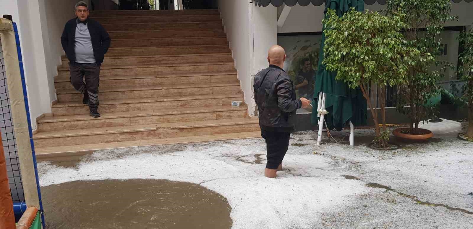 Rögarlar taştı, çarşı merkezini su bastı