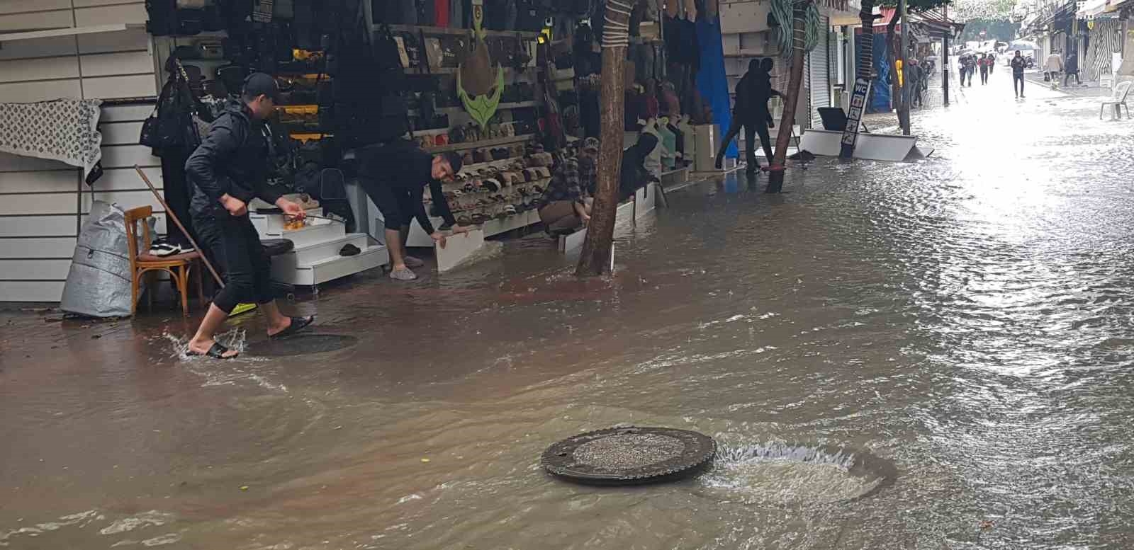 Rögarlar taştı, çarşı merkezini su bastı