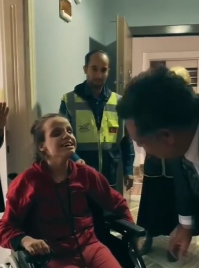 Şehit yakınına tekerlekli sandalye hediyesi