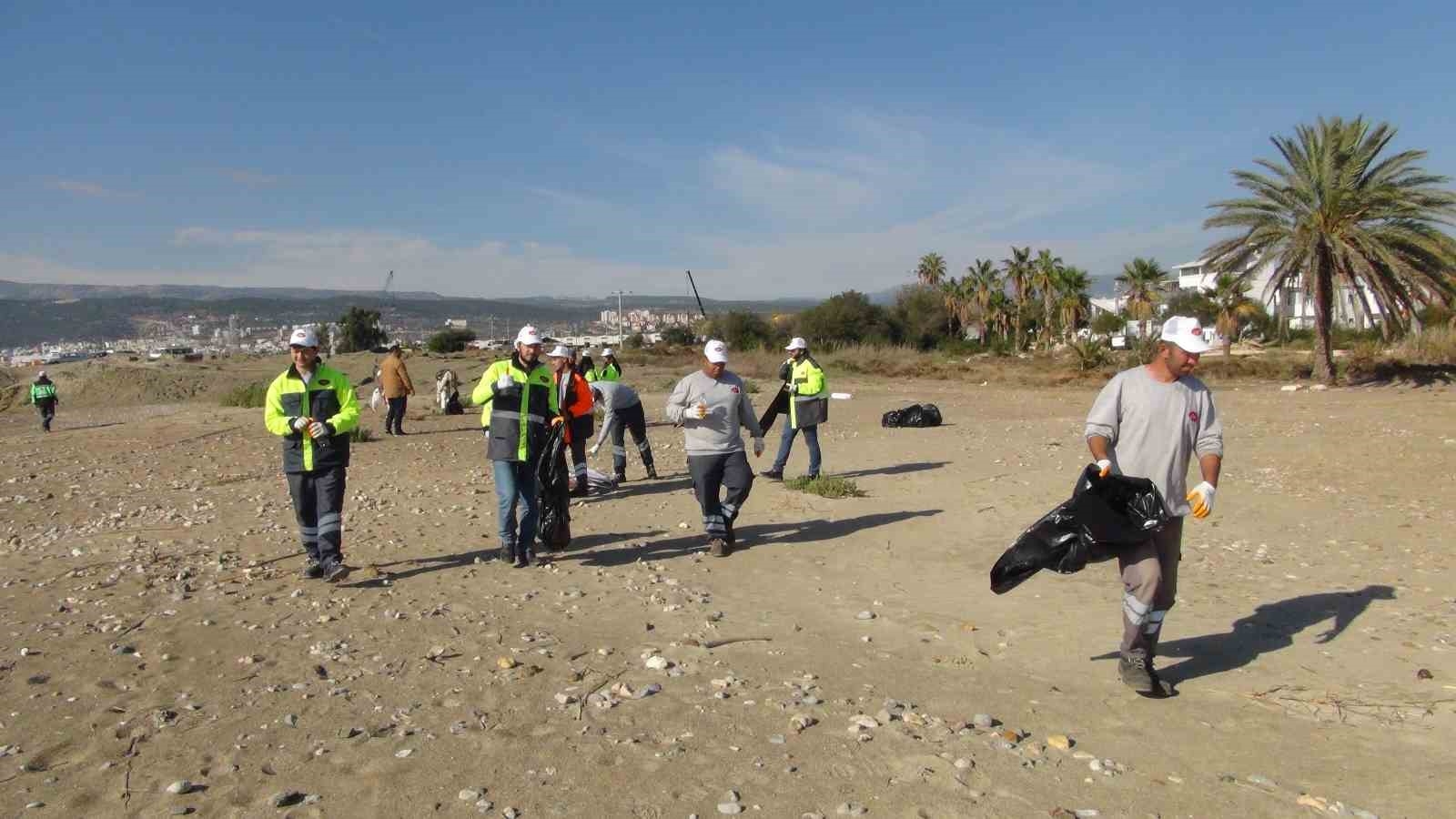 Silifke'de "Denizlere Mavi Yakışır" sloganı ile sahil temizliği yapıldı
