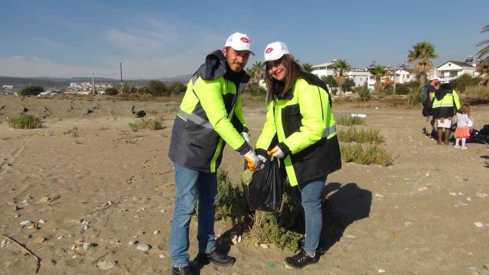 Silifke'de "Denizlere Mavi Yakışır" sloganı ile sahil temizliği yapıldı