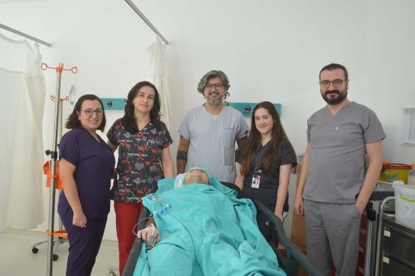 Tıp öğrencisi stajda gönüllü denek oldu, kalbinde delik tespit edildi