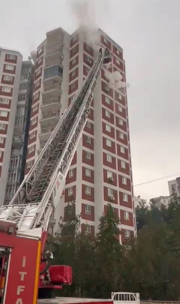 15 katlı binanın 11'inci katında korkutan yangın