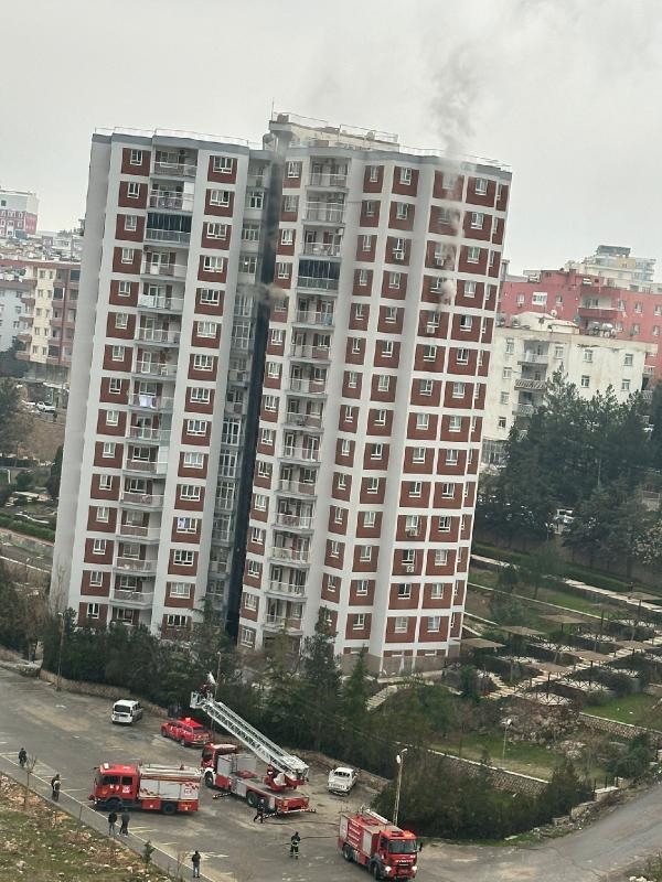 15 katlı binanın 11'inci katında korkutan yangın