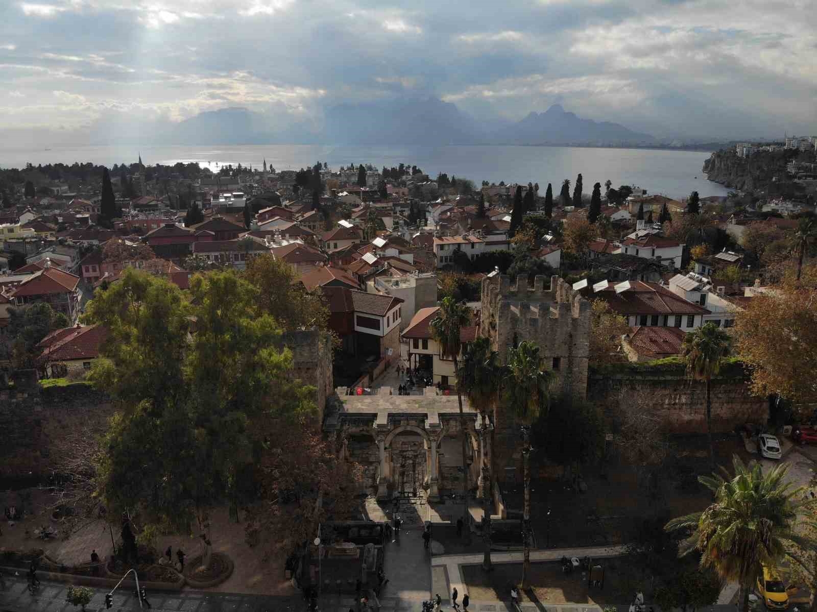 1894 yıllık kapı bakıma alınıyor