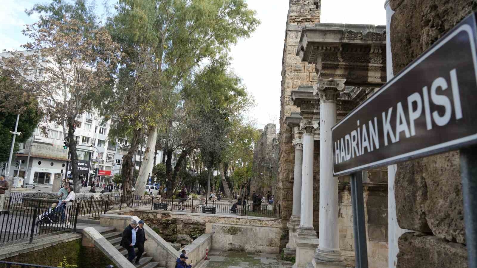 1894 yıllık kapı bakıma alınıyor