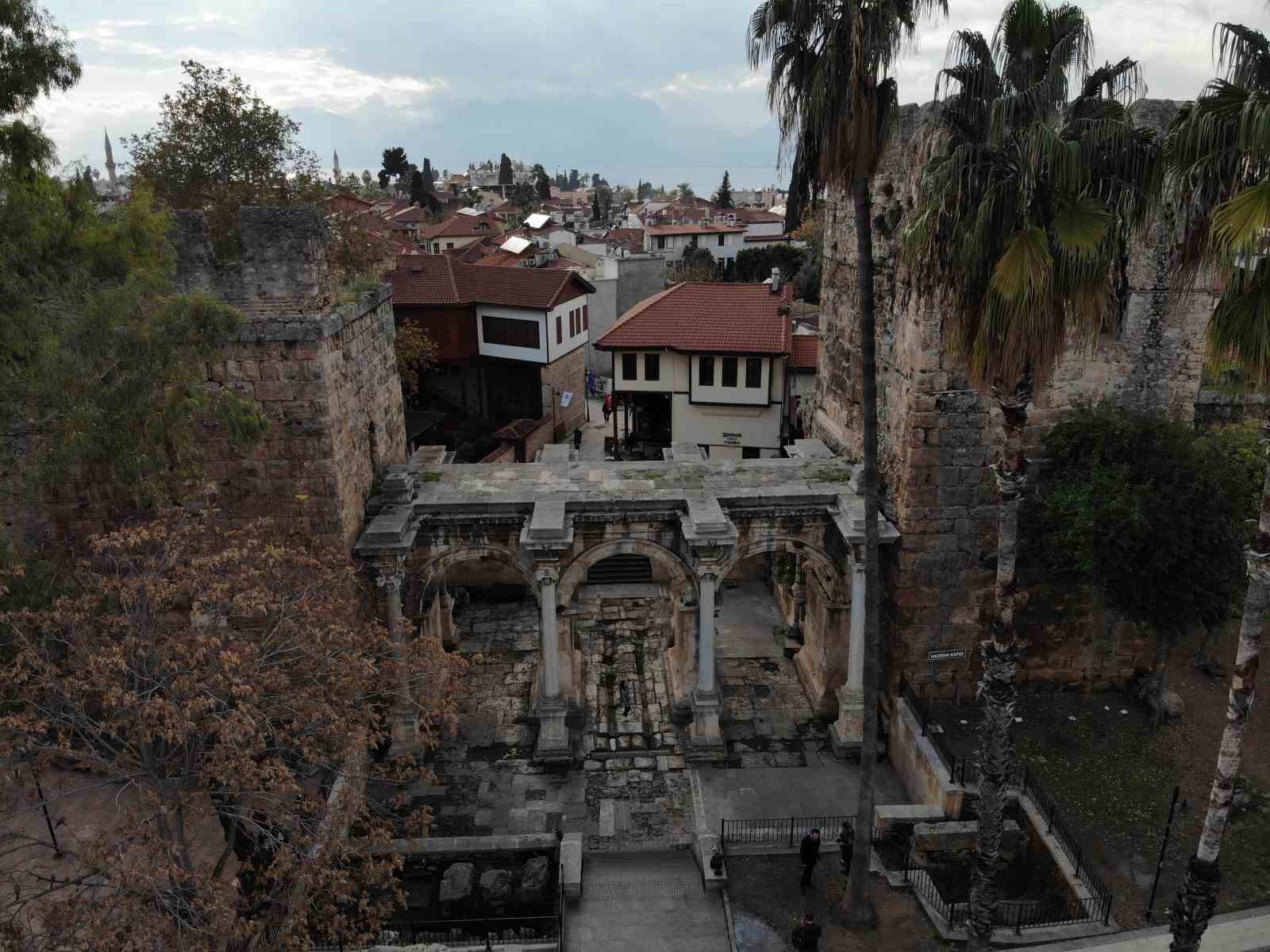 1894 yıllık kapı bakıma alınıyor