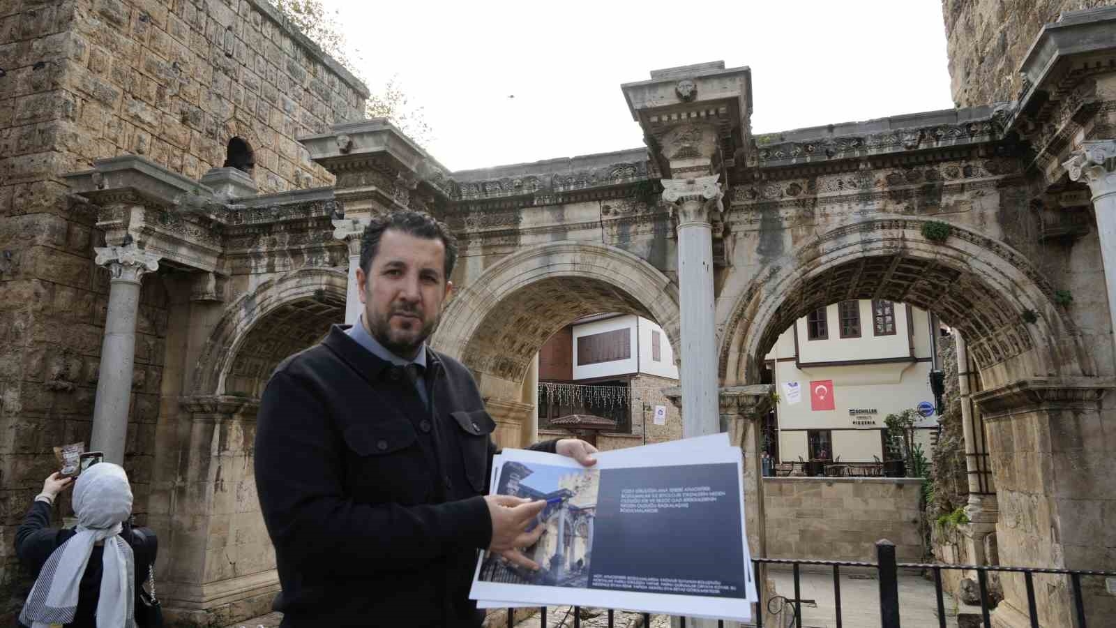 1894 yıllık kapı bakıma alınıyor
