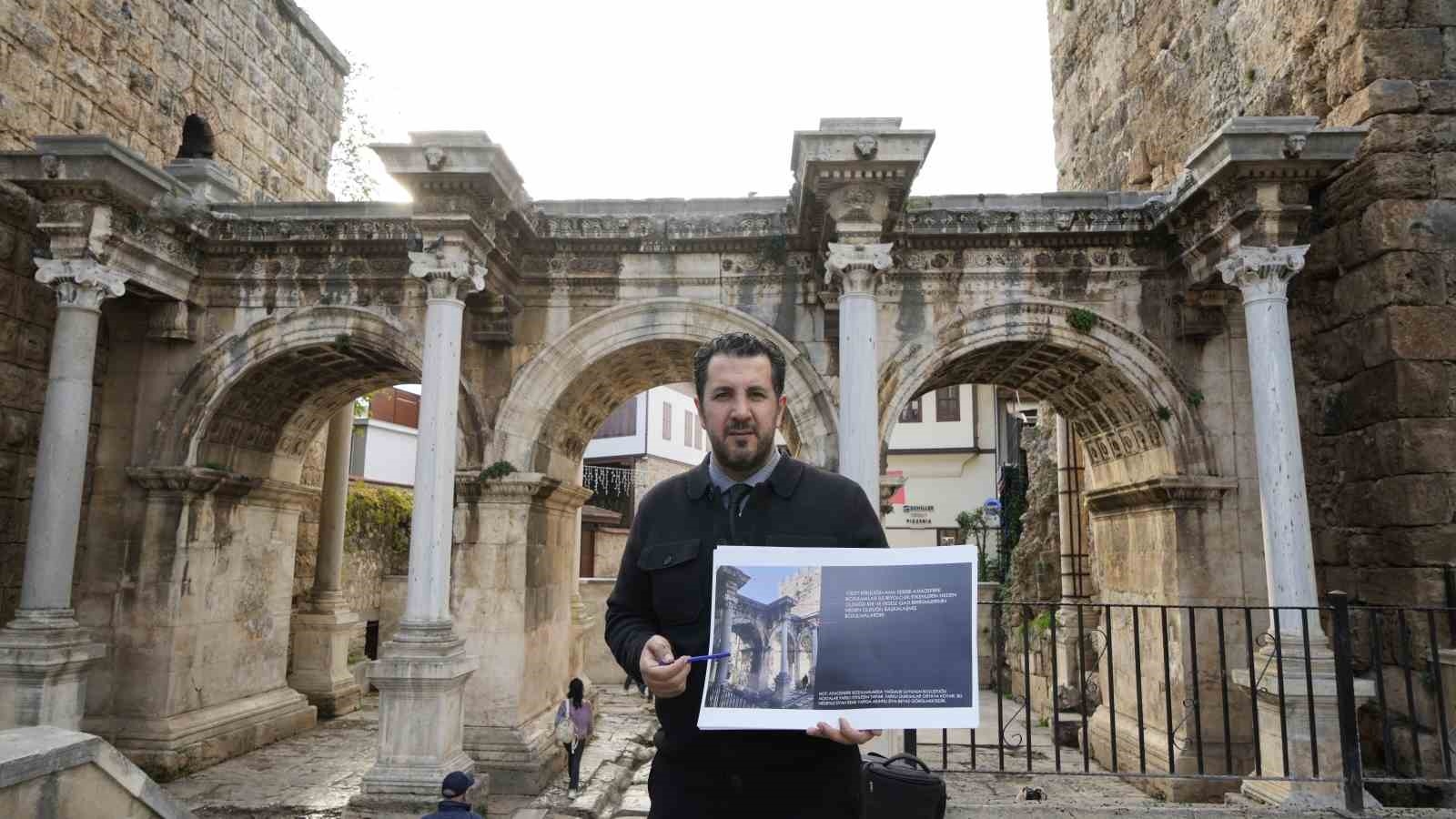 1894 yıllık kapı bakıma alınıyor