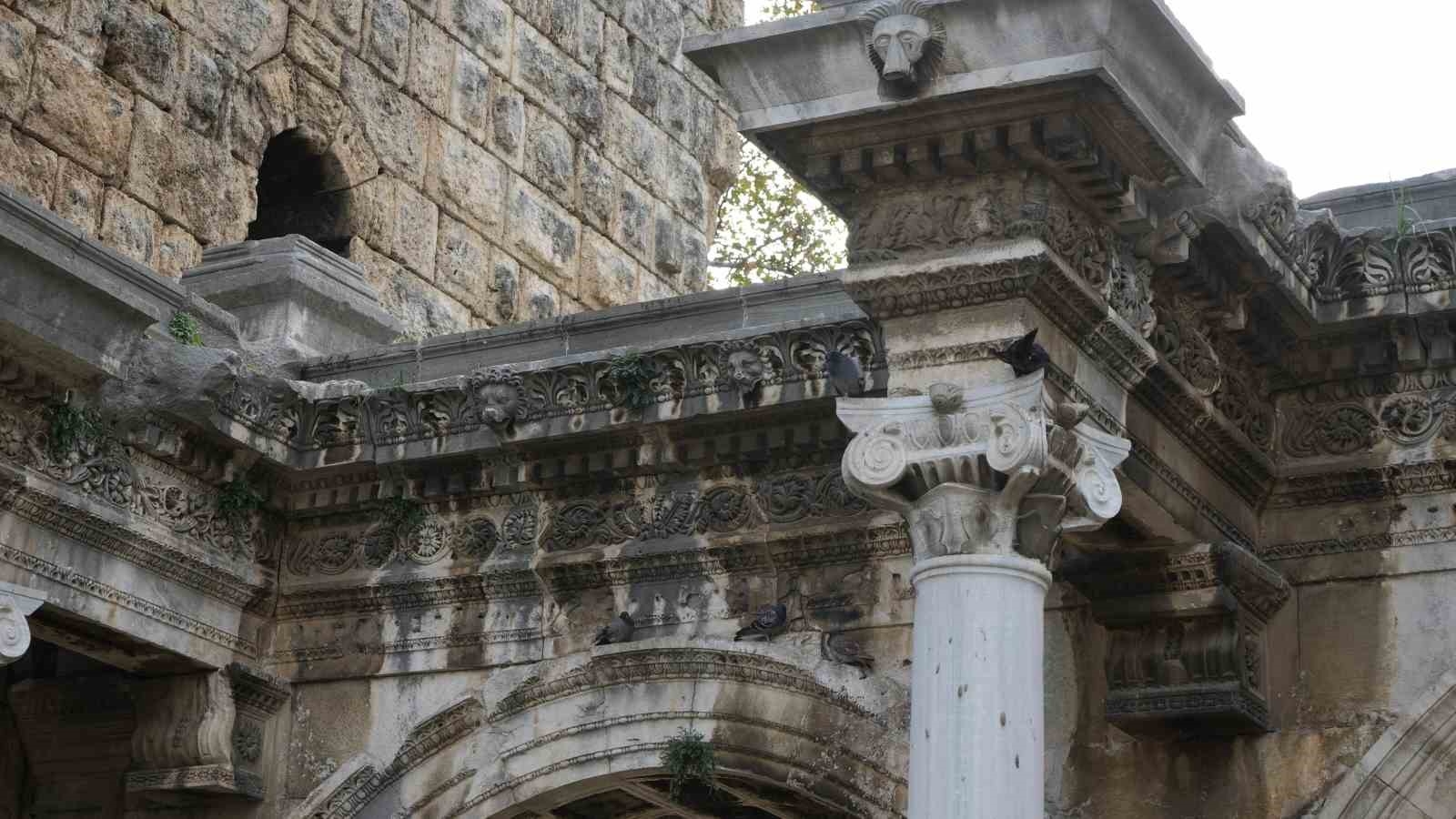 1894 yıllık kapı bakıma alınıyor