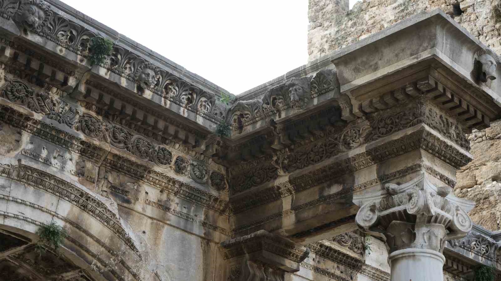 1894 yıllık kapı bakıma alınıyor