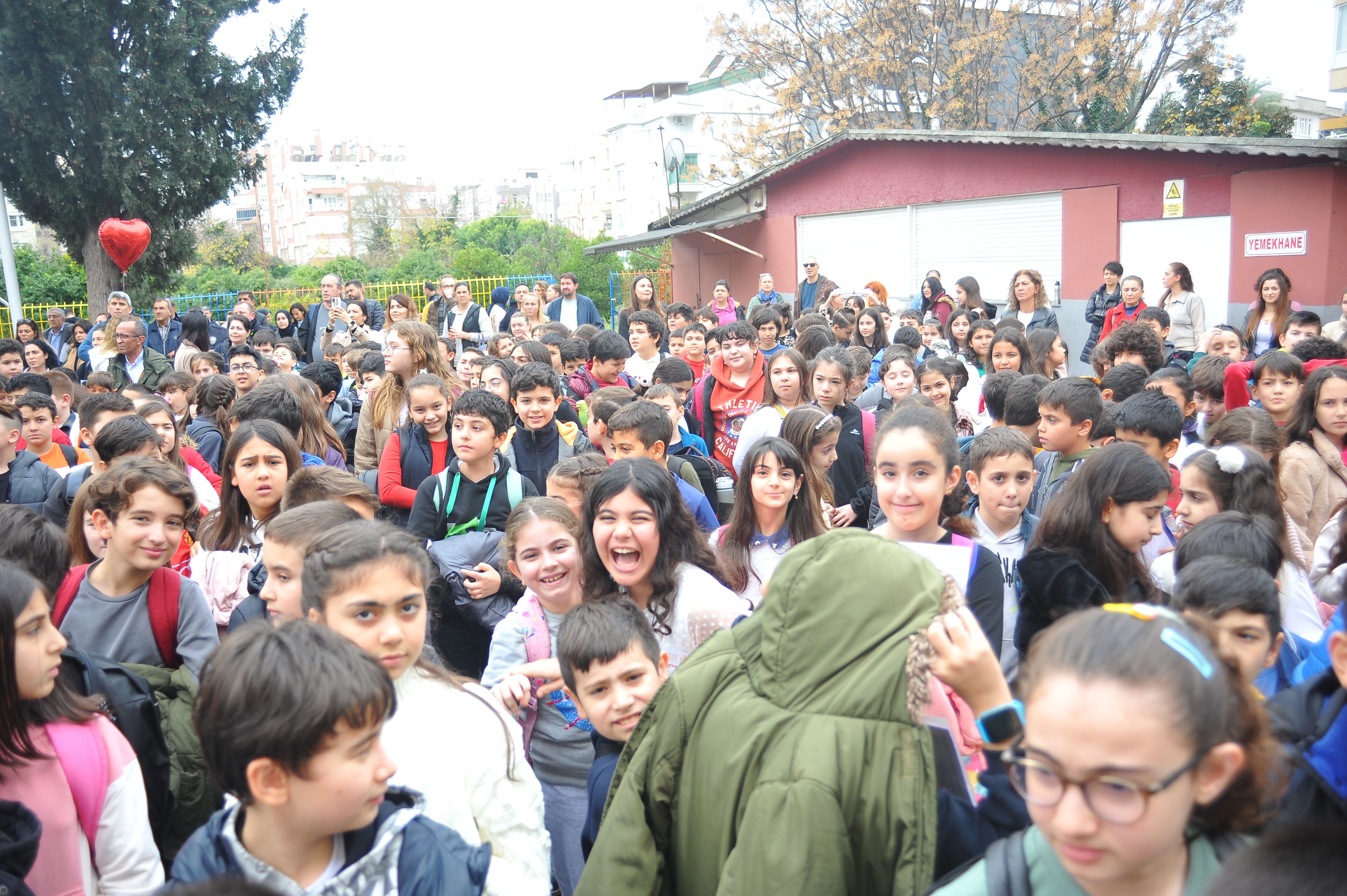 Okullarda yarıyıl tatili heyecanı, karneler alındı