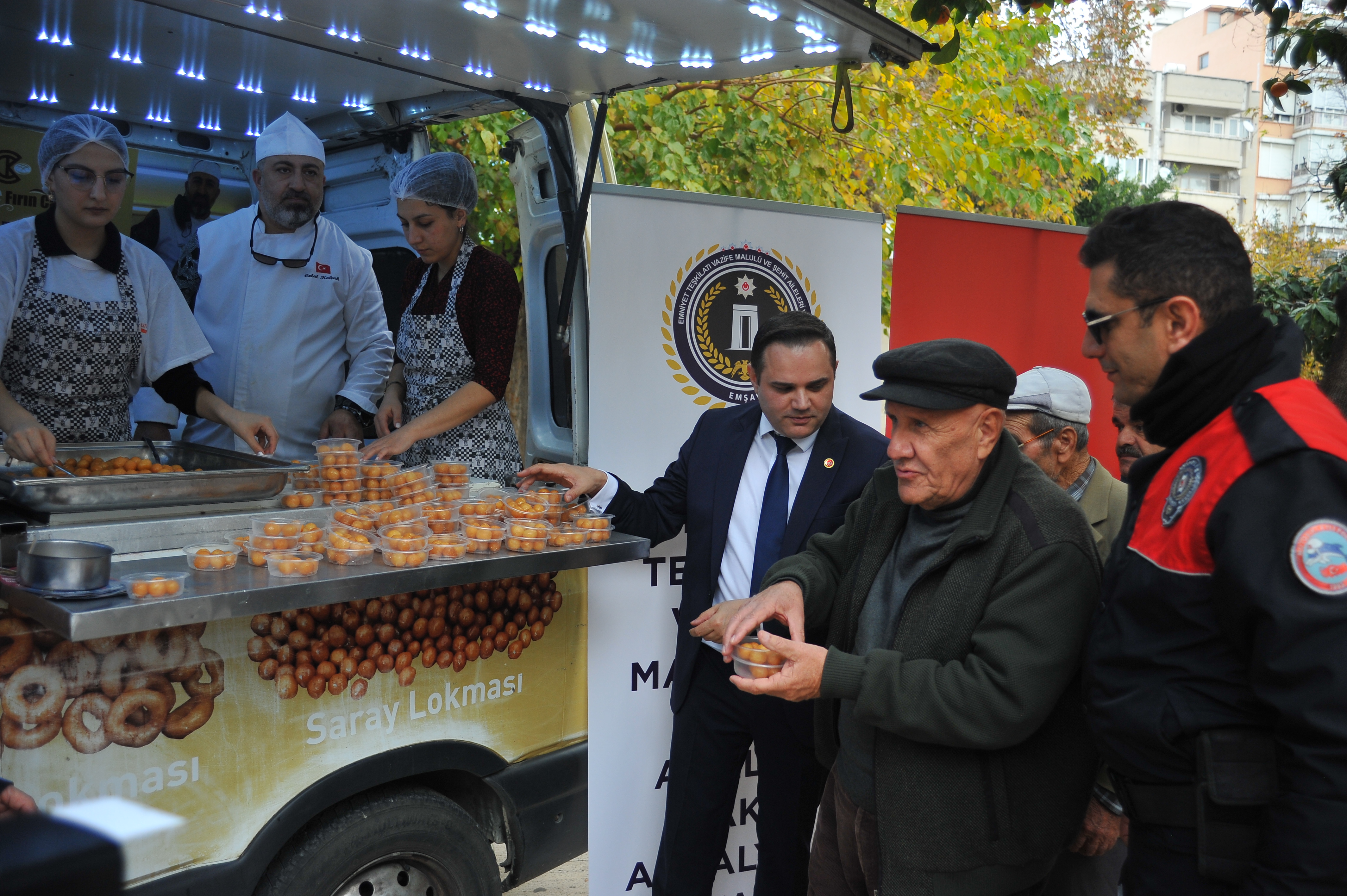 Şehitler için lokma dağıtıldı