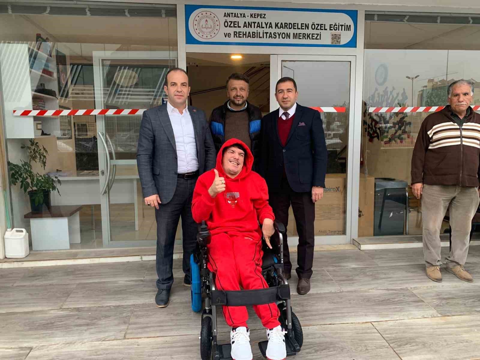 AK Parti akülü tekerlekli sandalye talebinde bulunan engelli gencin isteğini yerine getirdi