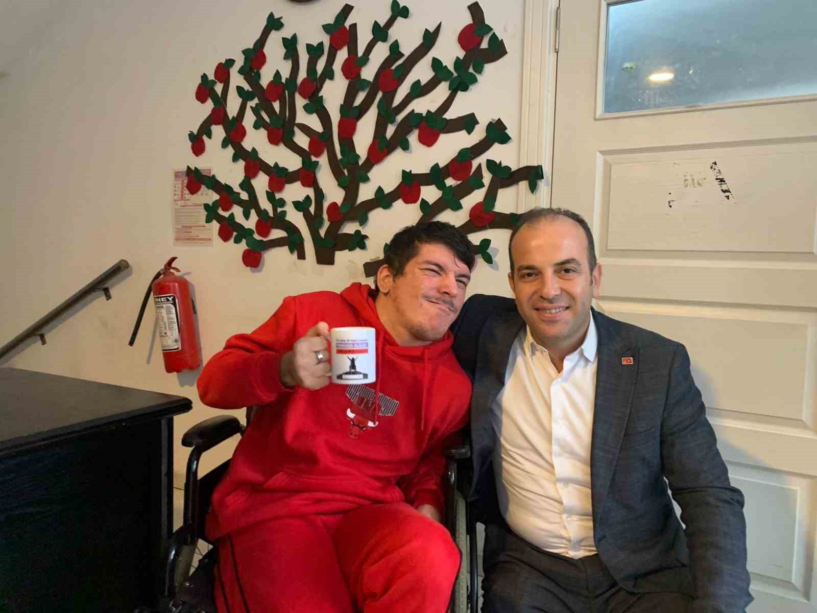 AK Parti akülü tekerlekli sandalye talebinde bulunan engelli gencin isteğini yerine getirdi