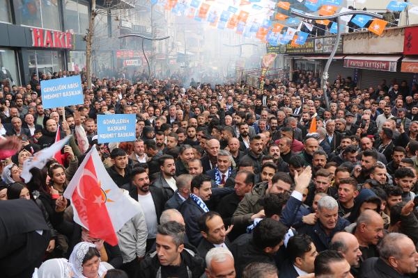 AK Parti Şırnak Belediye Başkan Adayı Yarka'ya meşaleli karşılama