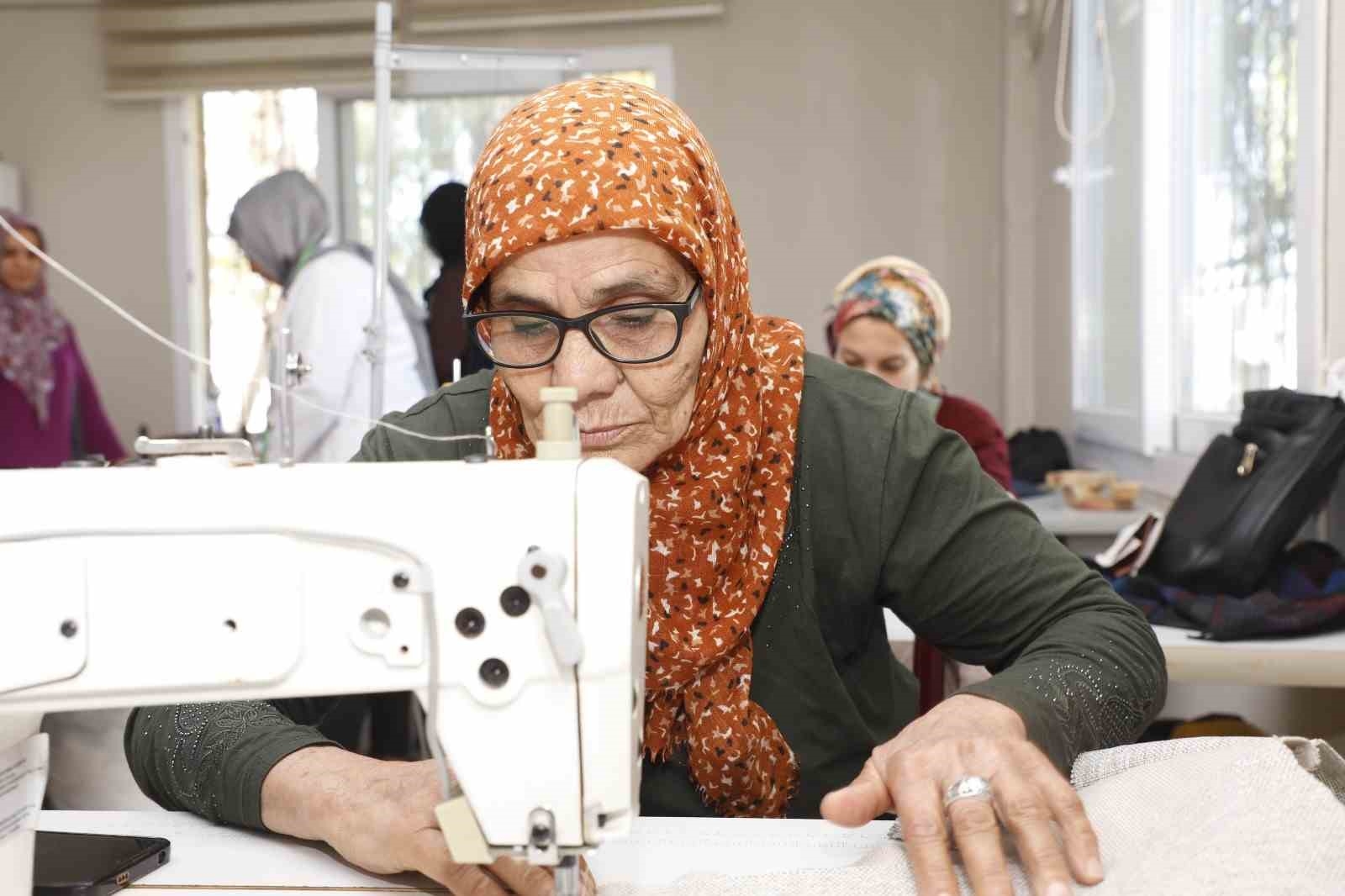 Akdeniz Belediyesinin kurslarıyla oğluna çeyiz diziyor