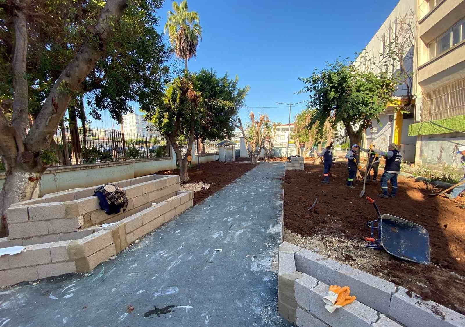 Akdeniz'de park ve yeşil alanlar yenileniyor