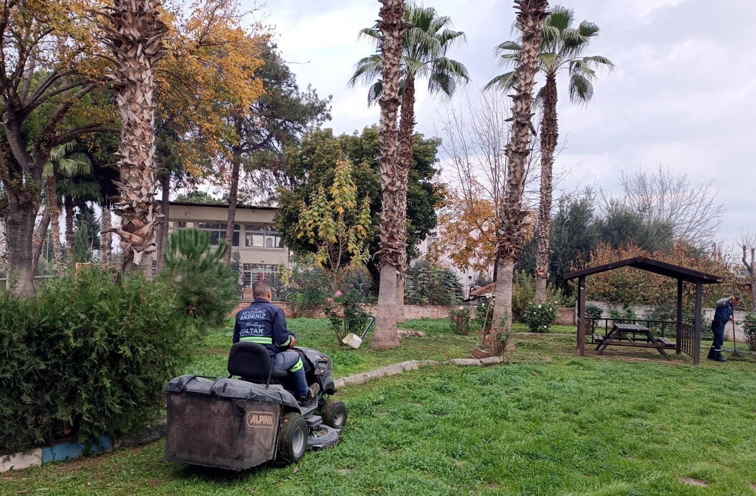 Akdeniz'de park ve yeşil alanlar yenileniyor