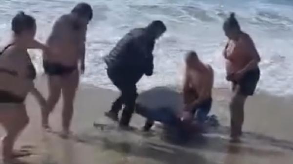Alanya'da boğulma tehlikesi geçiren 2 turistin kurtarılması kamerada