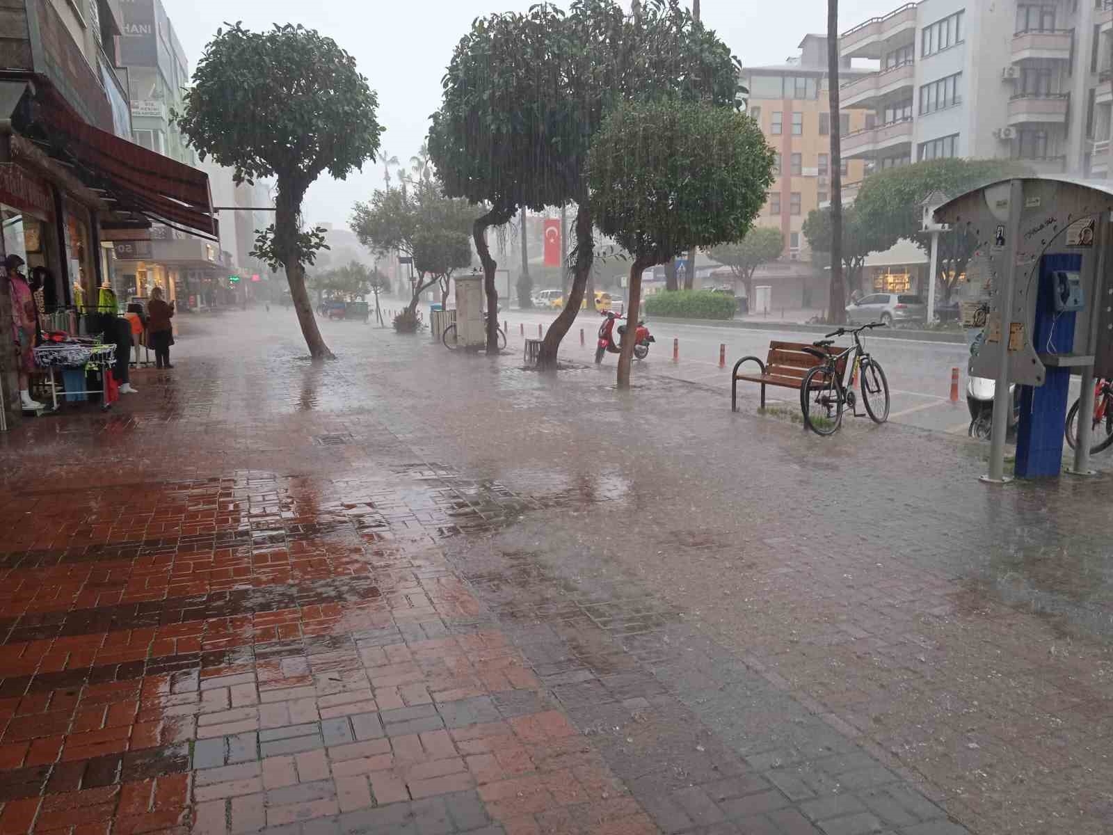 Alanya'da sağanak yağış etkili oldu