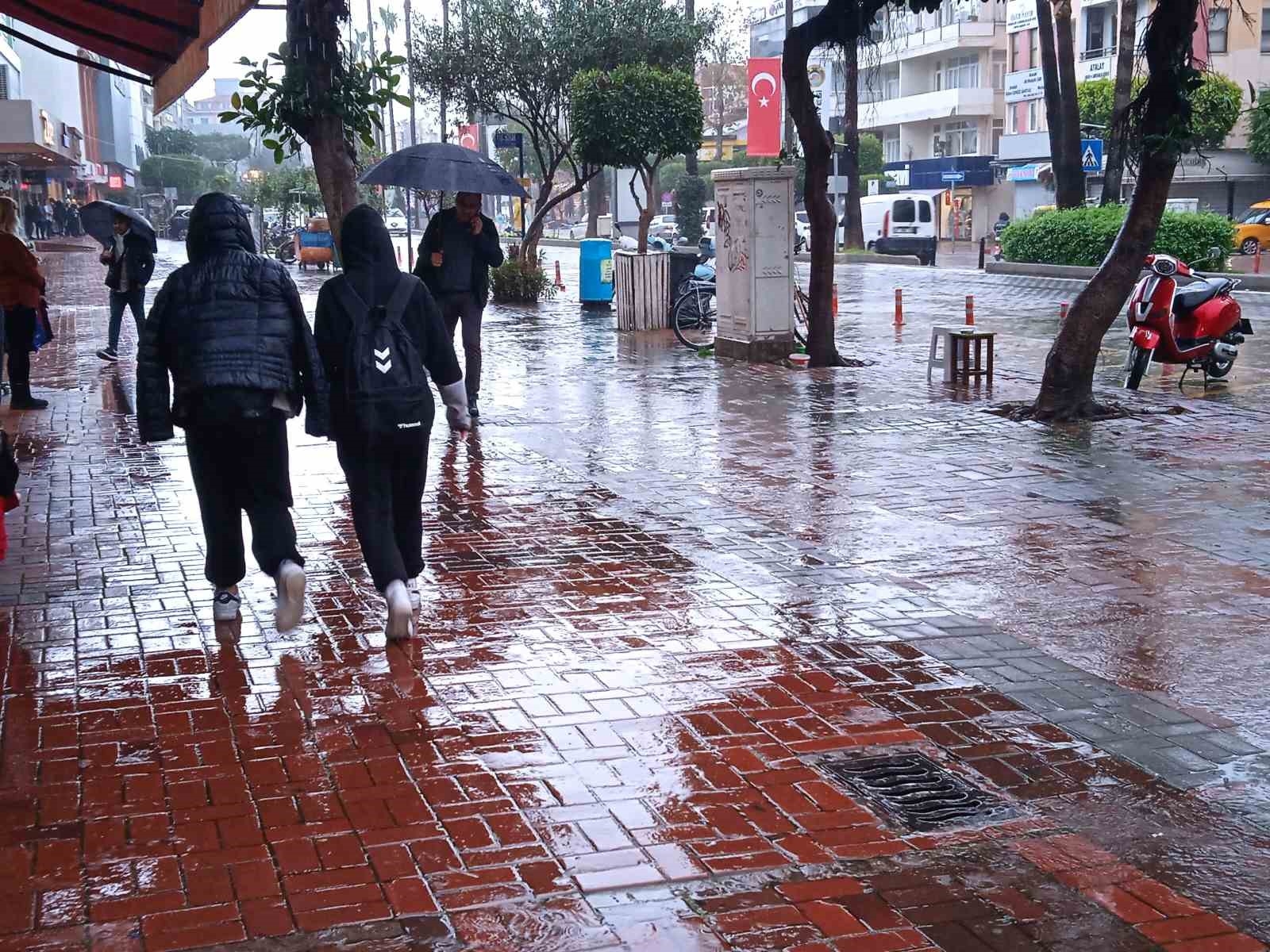 Alanya'da sağanak yağış etkili oldu