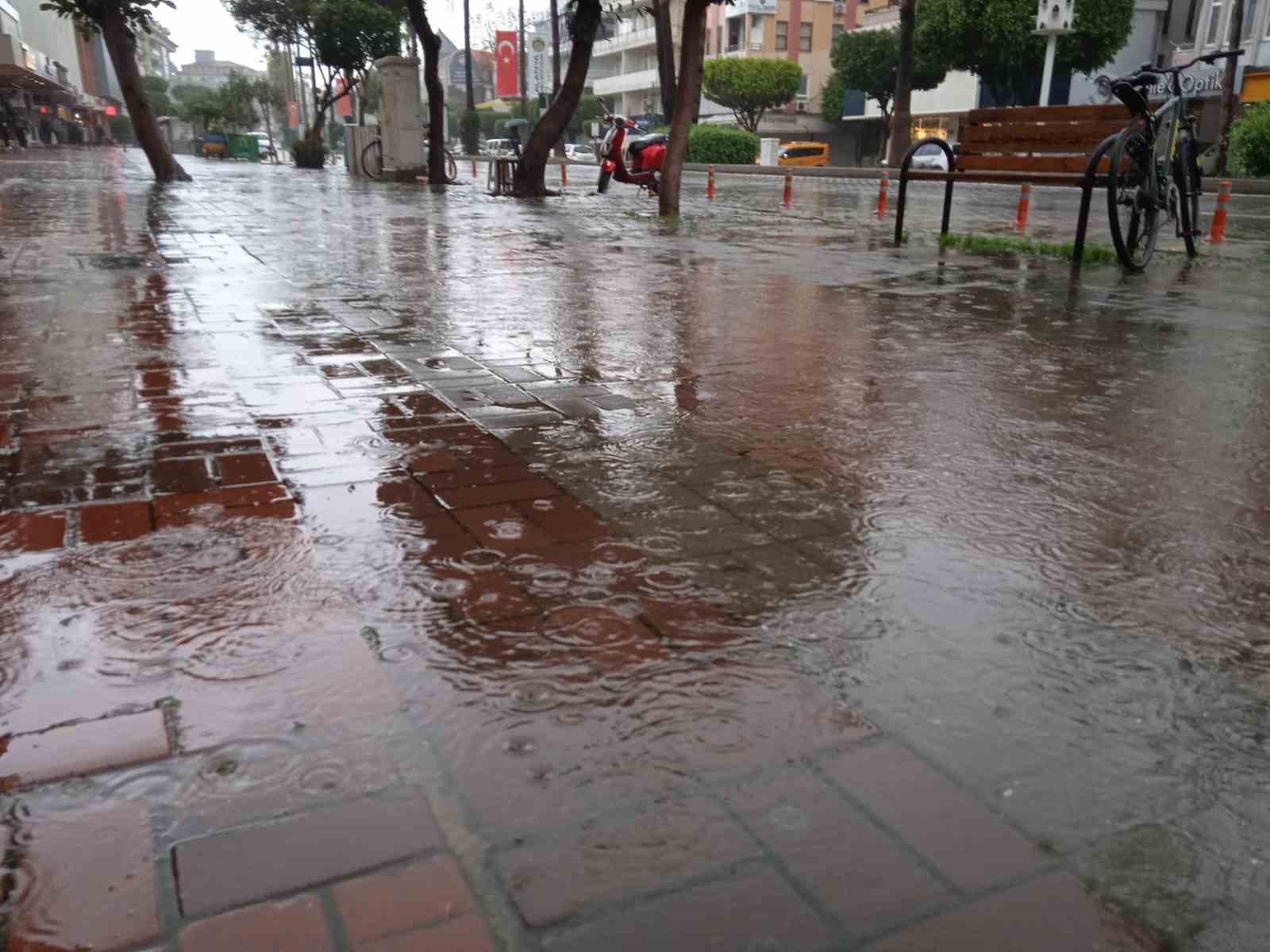 Alanya'da sağanak yağış etkili oldu