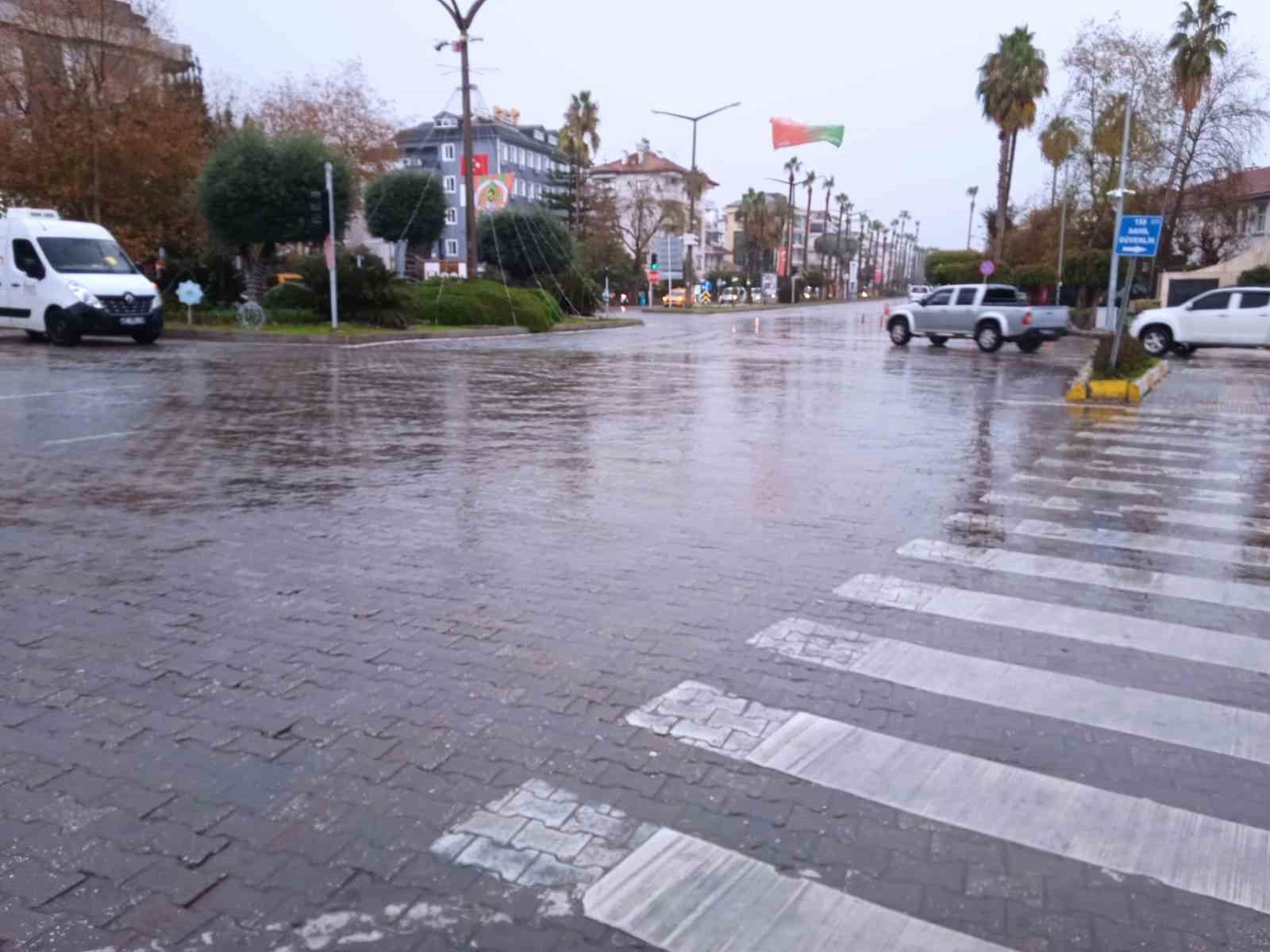 Alanya'da sağanak yağış etkili oldu