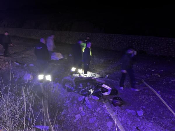 Alkollü sürücünün kullandığı hafif ticari araç, motosikletle çarpıştı: 1 ölü, 1 yaralı