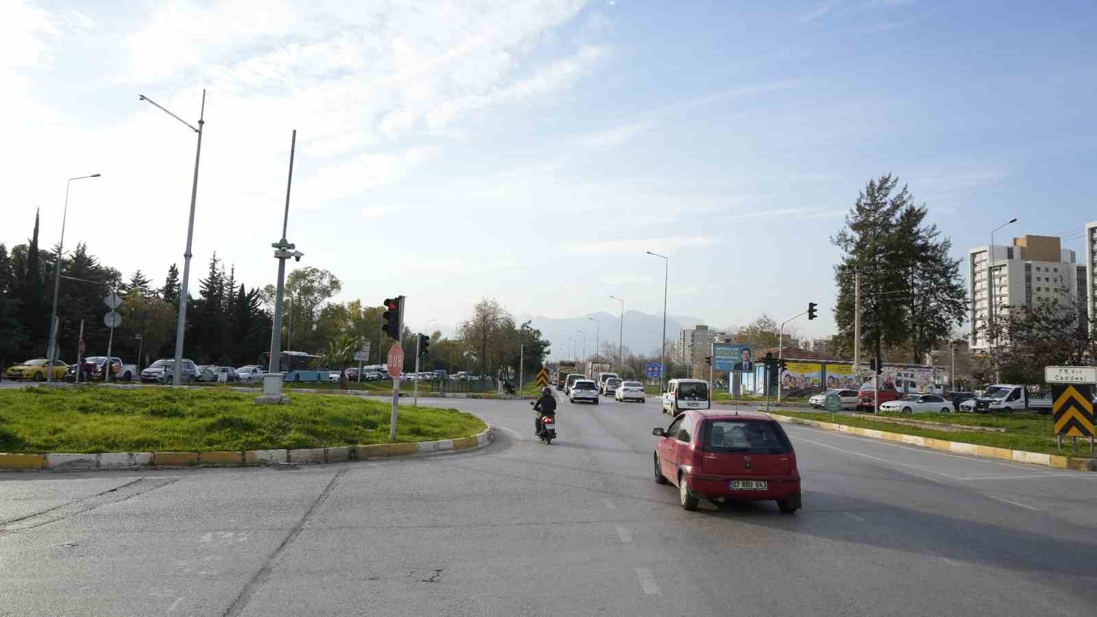 Antalya'da durmadan ya da tek ışıkta geçiş dönemi başlıyor