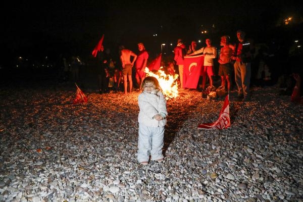 Antalya'da gelenek bozulmadı, yeni yılı denizde karşıladılar