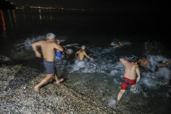 Antalya'da gelenek bozulmadı, yeni yılı denizde karşıladılar