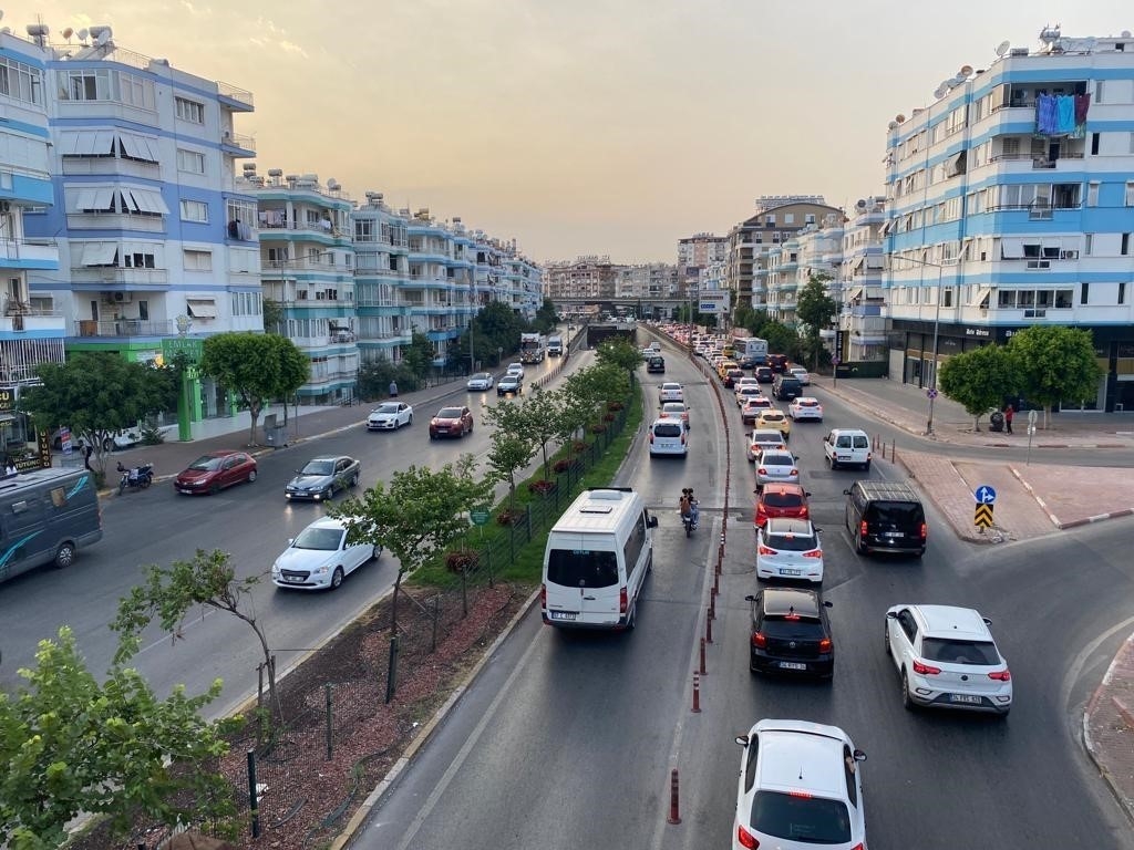 Antalya'da motorlu kara taşıtları sayısı 1 milyon 449 bin 123 oldu